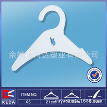 淘寶貨源:加強(qiáng)加厚型一次性塑料衣架 干洗店衣架 簡(jiǎn)易衣架 低價(jià)批發(fā) 淘貨源